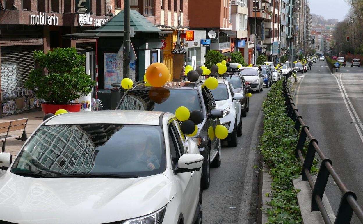 Una caravana de coches protesta en Santander por la alta